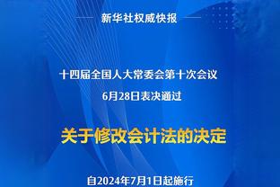 哈利伯顿赛后和父亲相拥致意 后者为儿子激情拉票✨?